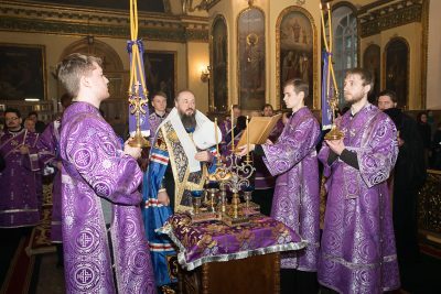 В канун Крестопоклонной Недели митрополит Серафим совершил всенощное бдение в Успенском кафедральном соборе