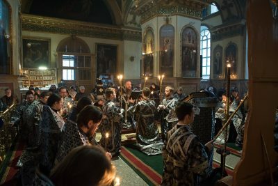 Митрополит Серафим совершил чин пассии в Успенском кафедральном соборе