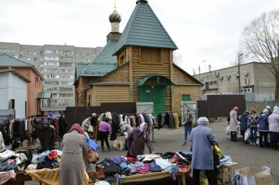 На площади перед храмом Серафима Саровского проведена благотворительная ярмарка