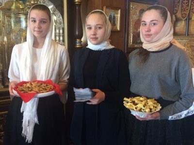 Представители Союза православной молодежи угостили всех желающих печеньем в форме креста