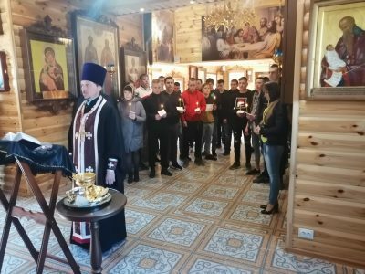 Священник совершил молебен для призывников пред мощами великомученика Георгия Победоносца