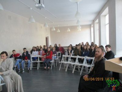 Священнослужители приняли участие в заседании дискуссионного клуба в Доме молодежи