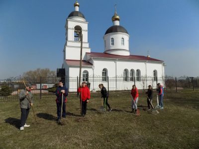 В селе Трофимовка состоялся субботник возле храма в честь Казанской иконы Пресвятой Богородицы