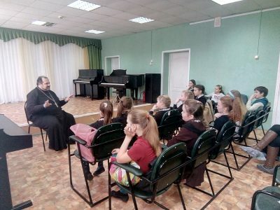 Священник рассказал учащимися детской школы искусств о празднике Благовещения