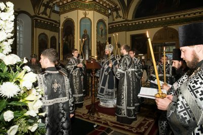 Митрополит Серафим совершил утреню Великой Субботы с чином погребения в Успенском кафедральном соборе