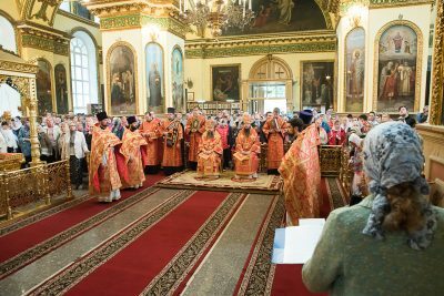 В Неделю 5-ю по Пасхе митрополит Серафим и епископ Нестор совершили Литургию в Успенском кафедральном соборе