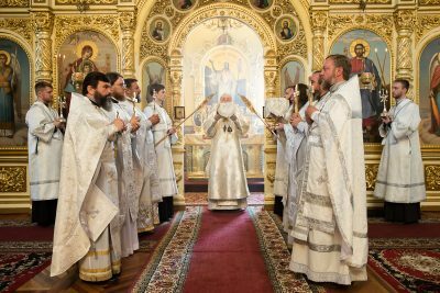 Митрополит Серафим совершил чин освящения антиминсов и Литургию в Успенском кафедральном соборе