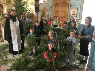 Воспитанники воскресной школы украсили храм к празднику Святой Троицы
