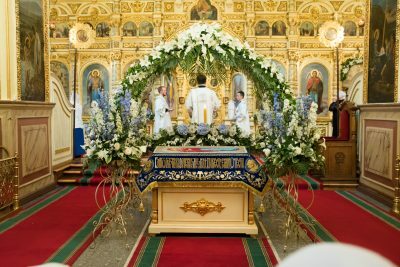 Митрополит Серафим совершил всенощное бдение с чином Погребения Плащаницы в Успенском кафедральном соборе