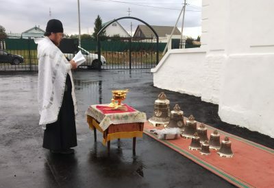 Состоялось освящение и установка новых колоколов на храм Михаила Архангела села Симбухово