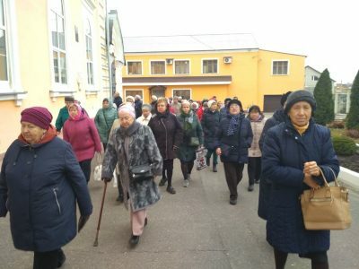 Покровский архиерейский собор посетили паломники из Москвы