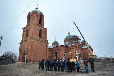 Митрополит Серафим совершил чин освящения накупольных крестов Троицкого храма села Михайловка