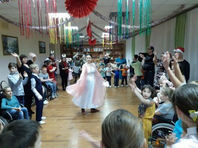 Представители православной молодежи поздравили воспитанников детского приюта в селе Кичкилейка с Новым годом
