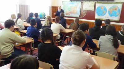 Протоиерей Виталий Ещенко встретился с учащимися старших классов общеобразовательной школы поселка Чаадаевка