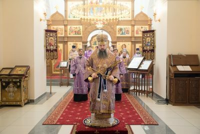 В Неделю 4-ю Великого поста митрополит Серафим совершил Божественную литургию в Троицком женском монастыре