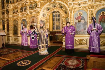 В канун Крестопоклонной Недели митрополит Серафим совершил всенощное бдение в Успенском кафедральном соборе