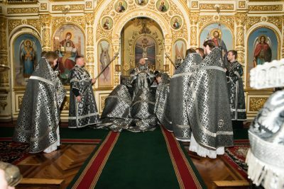 Митрополит Серафим совершил Литургию Преждеосвященных Даров в Успенском кафедральном соборе