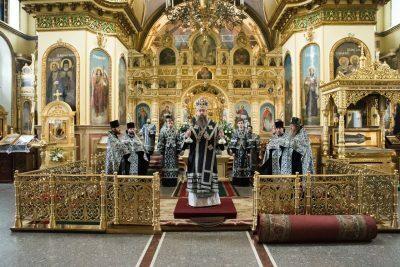 В Великий Пяток митрополит Серафим совершил вечерню с выносом Плащаницы Спасителя
