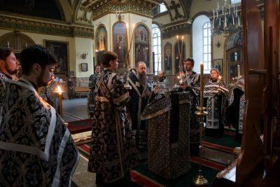 Митрополит Серафим совершил утреню с чтением 12-ти Евангелий Страстей Христовых в Успенском кафедральном соборе