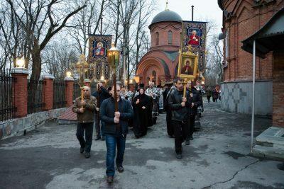 Митрополит Серафим совершил утреню Великой Субботы с чином погребения в Успенском кафедральном соборе