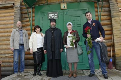 Прихожане и социальный отдел Серафимовского храма поздравили своих ветеранов с 75-летием Победы