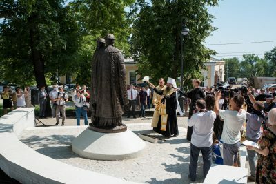 У Спасского кафедрального собора торжественно открыли памятник святым Петру и Февронии