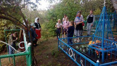 Православная молодежь привела в порядок заброшенные могилы на кладбище возле Казанско-Богородицкого мужского монастыря