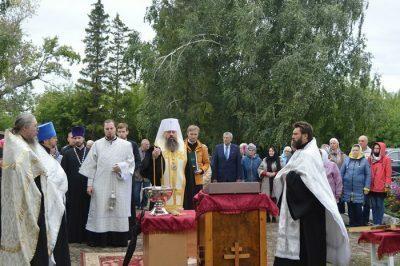 Владыка Серафим освятил крест и купол храма Воскресения Христова в селе Уварово