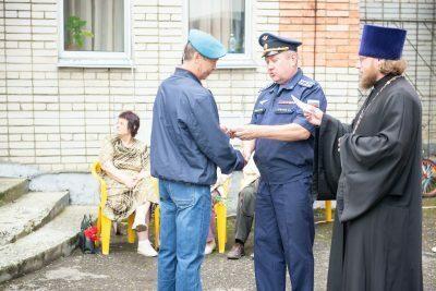 Священник Виктор Сторожев поздравил десантников с 90-летием со дня образования ВДВ