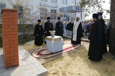 Митрополит Серафим освятил памятник расстрелянным священнослужителям Сосновоборского района