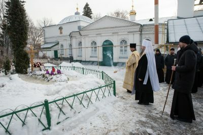 Митрополит Серафим совершил заупокойное богослужение на могиле протодиакона Владимира Красненкова