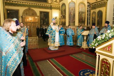 В канун Введения во храм Пресвятой Богородицы митрополит Серафим совершил всенощное бдение в Успенском кафедральном соборе