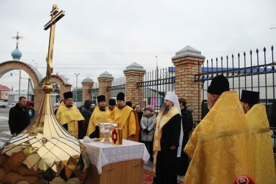 Митрополит Серафим освятил накупольный крест и алтарный купол Никольского храма в микрорайоне Терновка