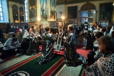 Митрополит Серафим совершил чин пассии в Успенском кафедральном соборе