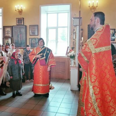 Настоятель Никольского храма в Терновке поздравил ветеранов с Днем Победы