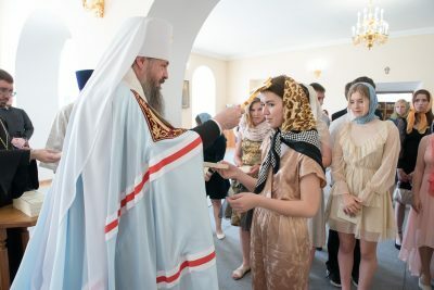 Митрополит Серафим поздравил выпускников 9-го класса православной гимназии с окончанием обучения
