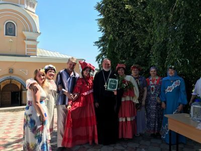 В праздник Троицы на территории Покровского архиерейского собора состоялись праздничные гулянья