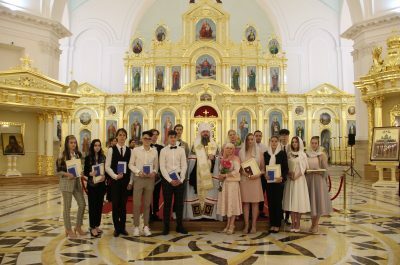 Митрополит Серафим поздравил выпускников православной гимназии с окончанием обучения