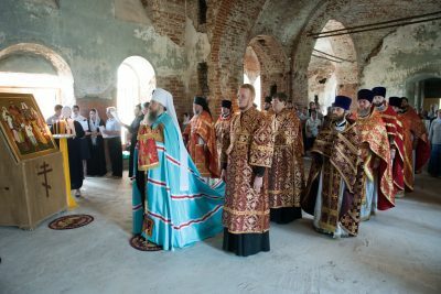 В день памяти Царственных страстотерпцев митрополит Серафим совершил литургию в бывшем Успенском монастыре в честь 300-летия дома Романовых
