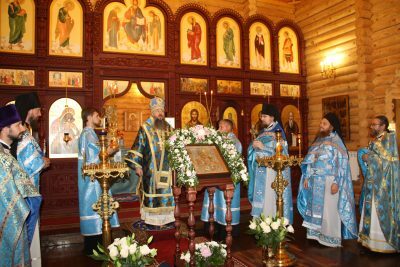 В день престольного праздника митрополит Серафим совершил литургию в Тихвинском мужском скиту на Семи Ключах