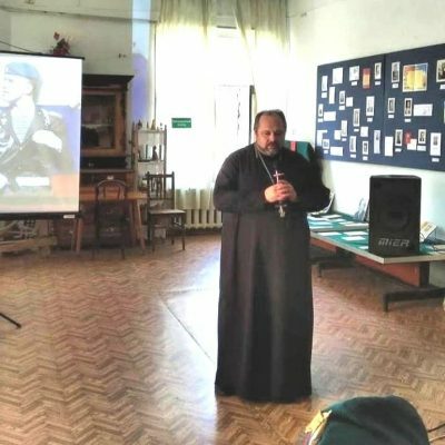 Священник Александр Рысин поздравил десантников Шемышейки с днем ВДВ
