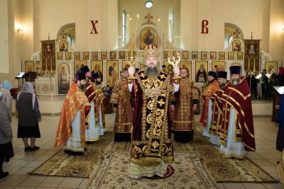 В праздник Воздвижения Креста Господня митрополит Серафим совершил литургию в Петропавловском храме Пензы