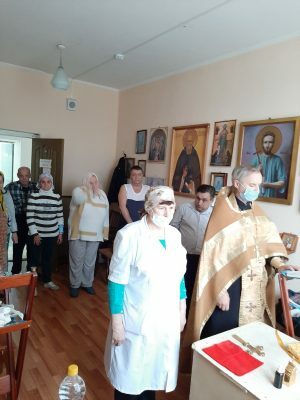Благочинный Мокшанского районного округа причастил Святых Христовых Тайн постояльцев психоневрологического интерната