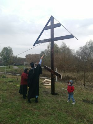 В селе Полеологово освятили поклонный крест на территории Покровского храма