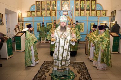 Митрополит Серафим совершил литургию в храме Рождества Пресвятой Богородицы села Канаевки