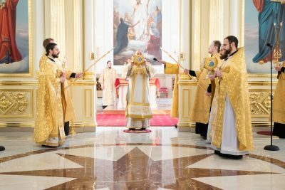 В Неделю 25-ю по Пятидесятнице митрополит Серафим совершил литургию в Спасском кафедральном соборе
