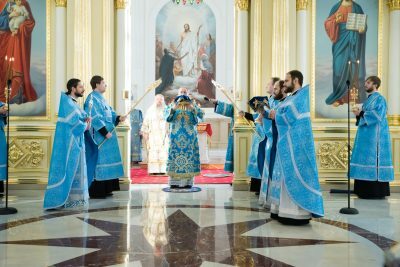 Митрополит Серафим и епископ Железногорский и Льговский Паисий совершили литургию в Спасском кафедральном соборе