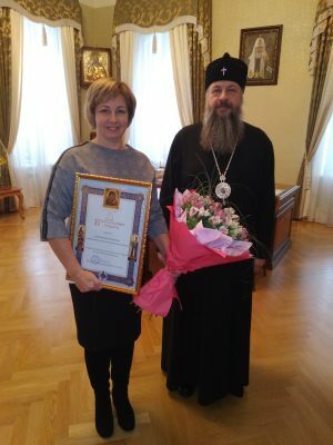 Митрополит Серафим поздравил с юбилеем сотрудницу епархиального издательского отдела Елену Кузнецову