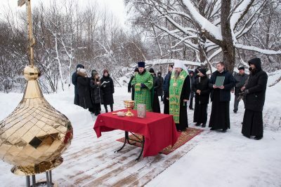 Митрополит Серафим освятил крест и купол строящейся часовни в честь Димитрия Солунского в деревне Рубежные Выселки