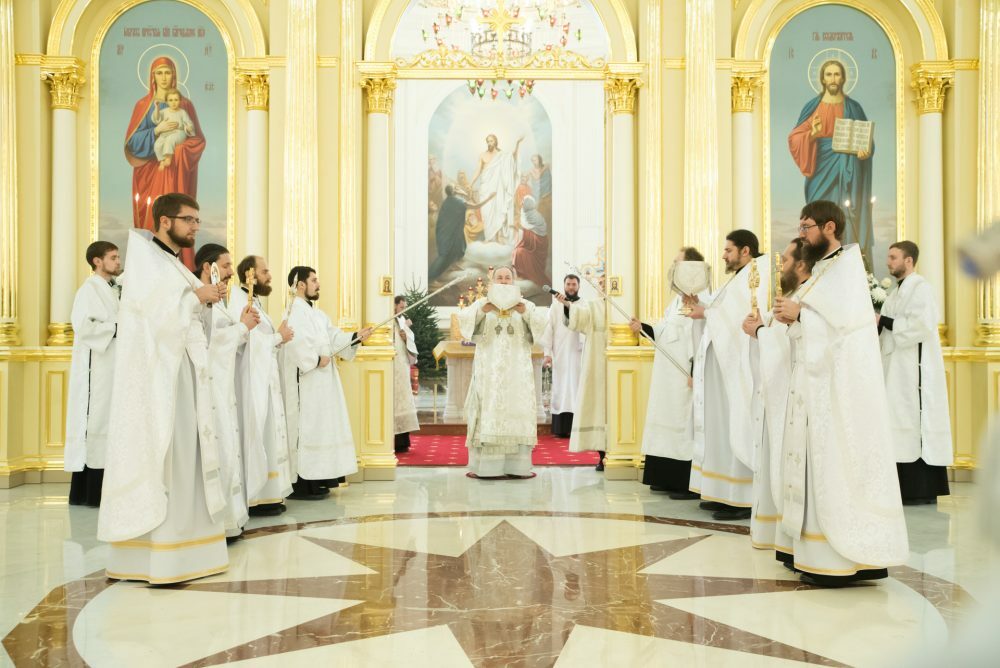 В Крещенский сочельник митрополит Серафим совершил литургию и чин великого освящения воды в Спасском кафедральном соборе
